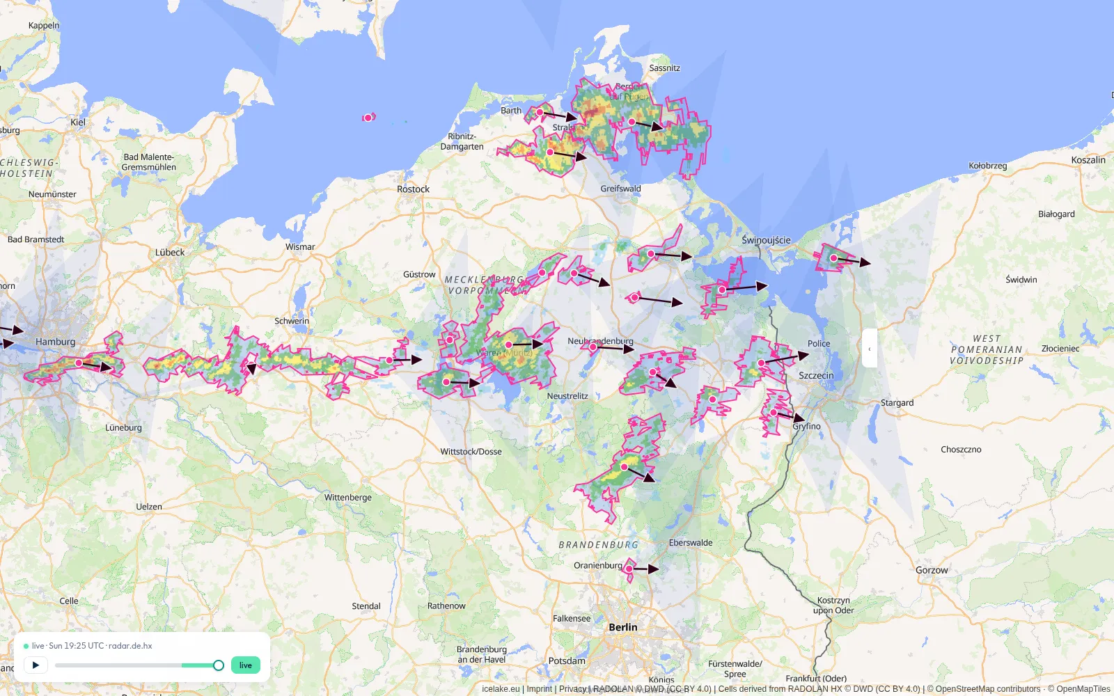 Live DWD weather radar with tracked storm cells, motion vectors, and forecast cones over northern Germany on maps.icelake.eu